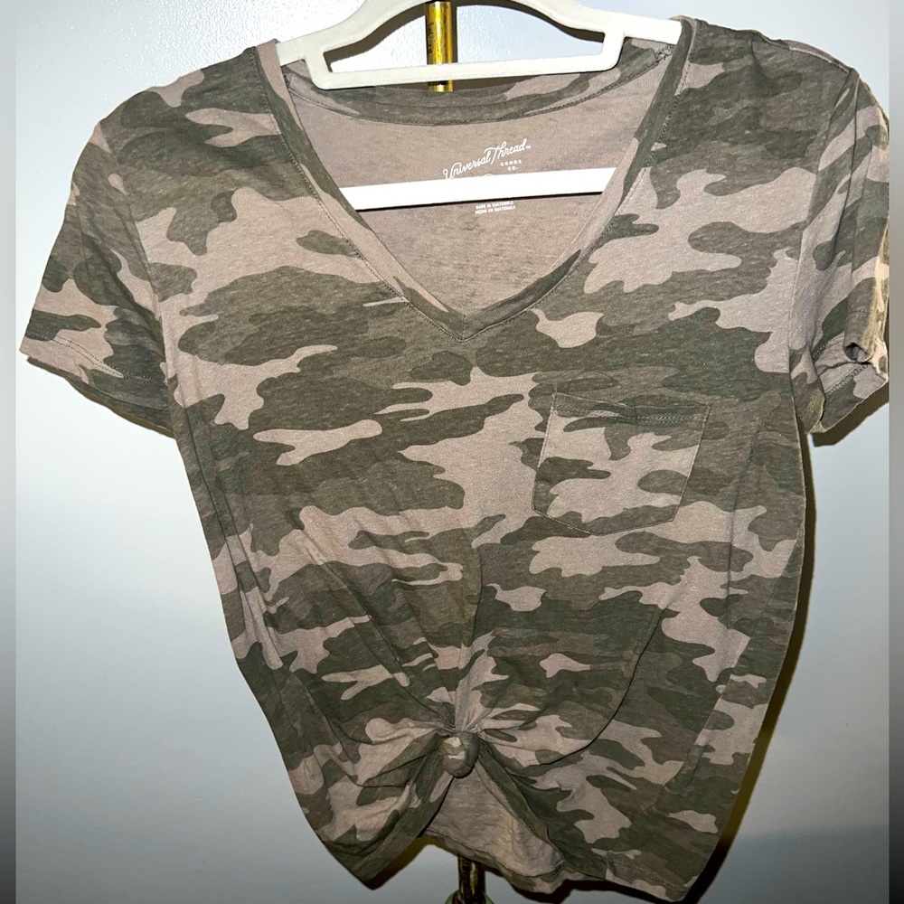 Universal Thread V Neck CAMO T-shirt